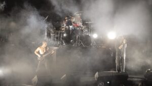 Metal Band auf der Bühne mit Nebel und weißem Licht