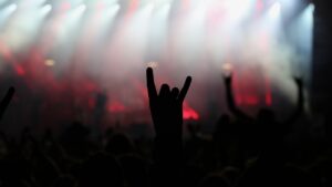 Heavy Metal Konzert mit bunter Bühnenbeleuchtung