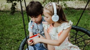 Bereits Kinder haben einen Musikgeschmack und hören sich Musik auf einem Kassettenrecorder an. 