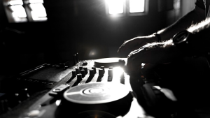 Creative Commons Musik wird an einem Mischpult verwendet, um einen eigenen Remix zu erstellen.