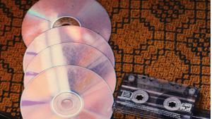 Abbildung von CDs und Kassetten für die Veranschaulichung der physischen Formate