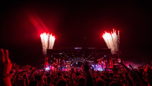 Musik und Macht am Beispiel von einem Open-Air-Konzert Foto mit Raketen und roten Lichtern