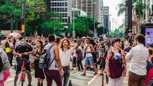 Eine Menschenmenge, die auf einer Straße steht und protestiert, als Auswirkung von politischer Musik