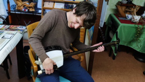 Halten und Spielen der Shamisen mit einem Bachi