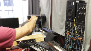 Analoge und digitale Synthesizer und NIMEs im Tonstudio