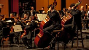 Orchester spielt auf einer Bühne, wie auch bei Symphonic Metal Aufnahmen