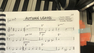 Einer der bekanntesten Jazzstandards überhaupt. Auch "Autumn Leaves" befindet sich im Real Book.