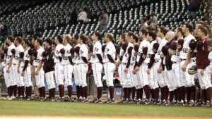 Ein kanadisches Baseballteam steht auf dem Feld und singt die Nationalhymne.