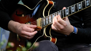 Die elektrische Gitarre ist ein bekanntes Instrument mit E.