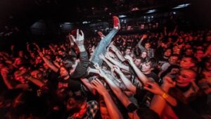 eine wilde Menschenmenge auf einem Metalcore Konzert.